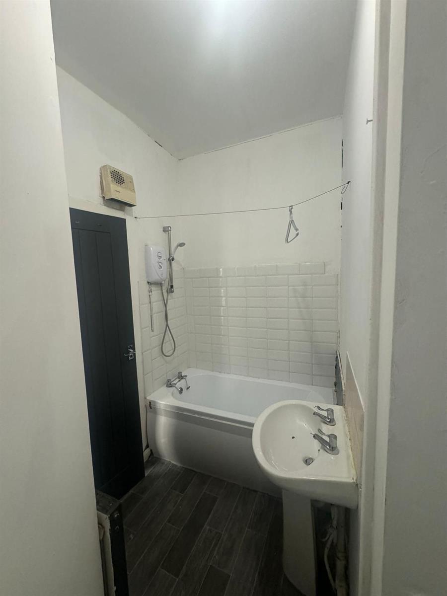 Photo of Flat Upstairs, 216 York Road, Leeds